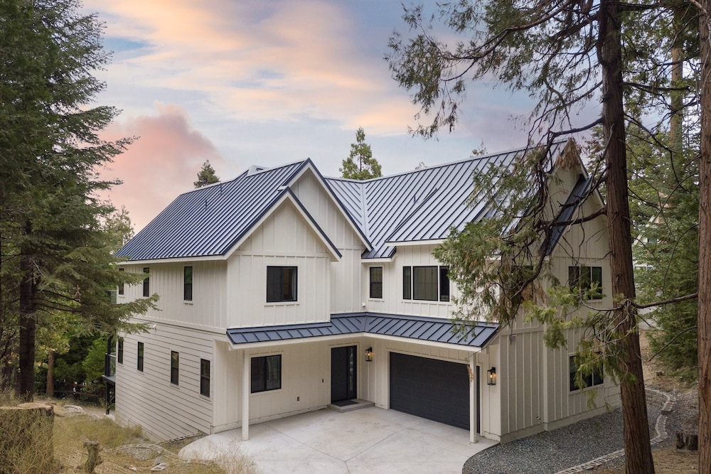 Luxury Retreat, 5mins to the Lake Game Room + Fire Pit Howlite by Avantstay