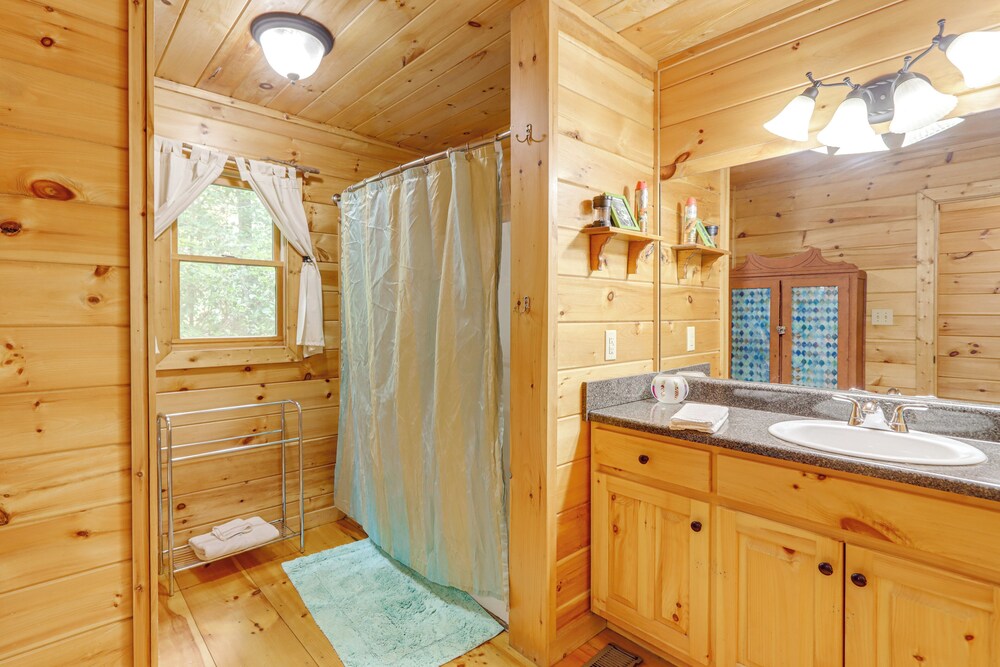 Pet-friendly Resort Cabin 5 Mi to Dtwn Ellijay!