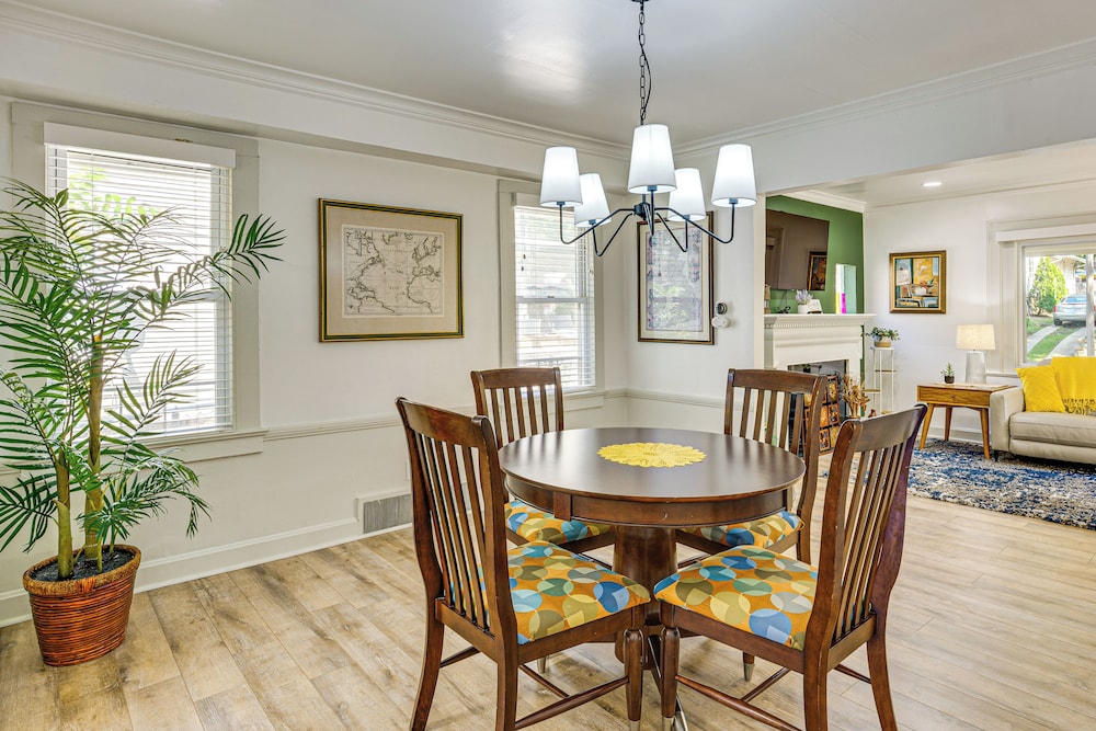 6 Mi to Arrowhead Stadium: Charming Home w/ Porch!