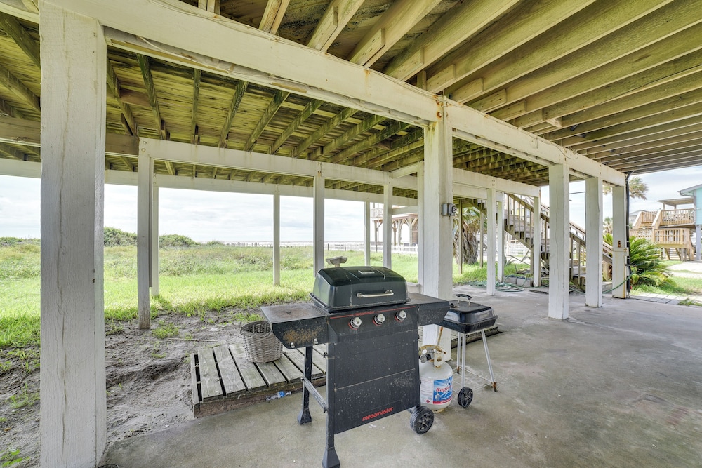 Beachfront Home w/ Pool Access in Galveston!