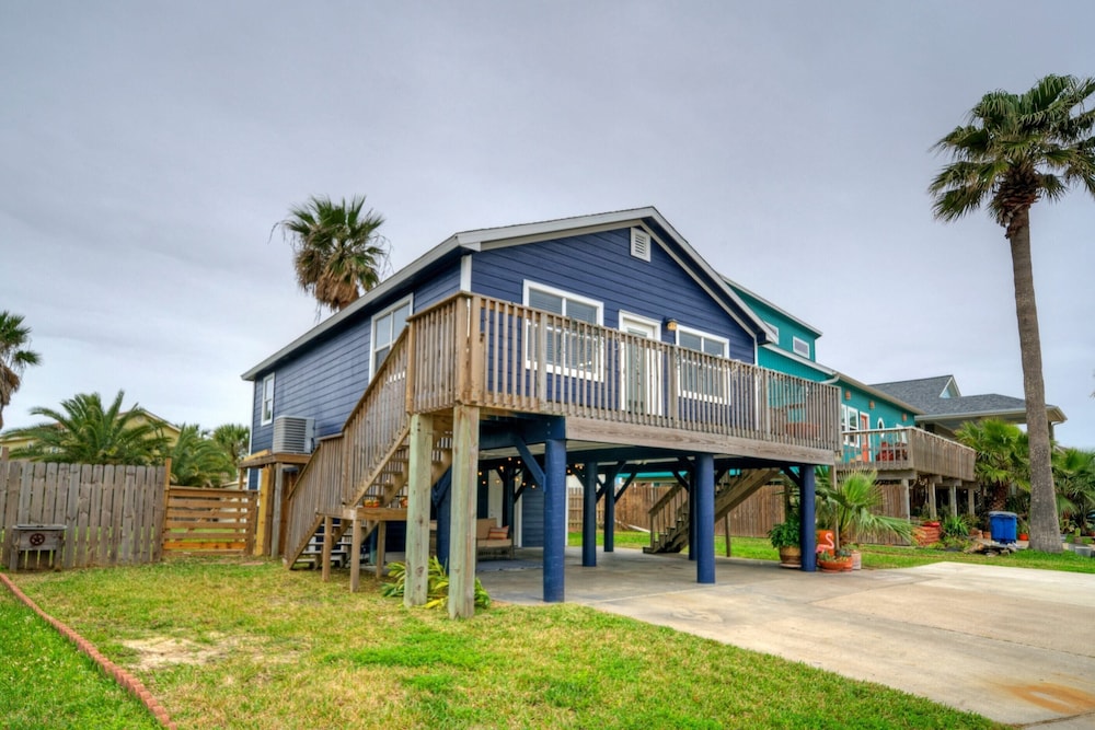 Surfin Dog by Avantstay Coastal Escape w/ Yard! view 4