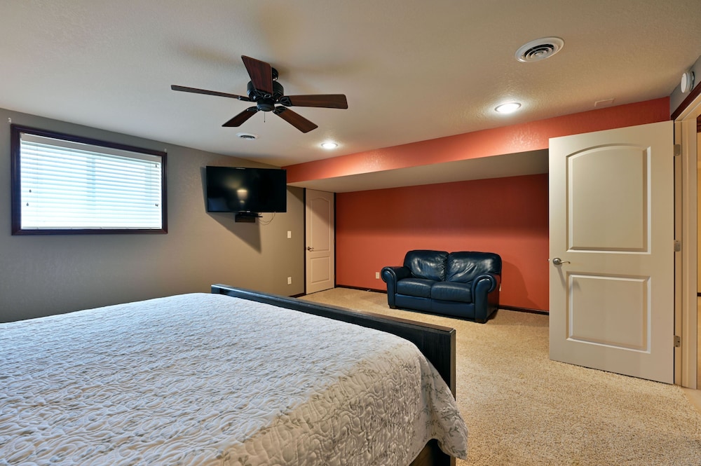 Unit 701 5 Bd 3 Ba 5 Bedroom Condo by RedAwning