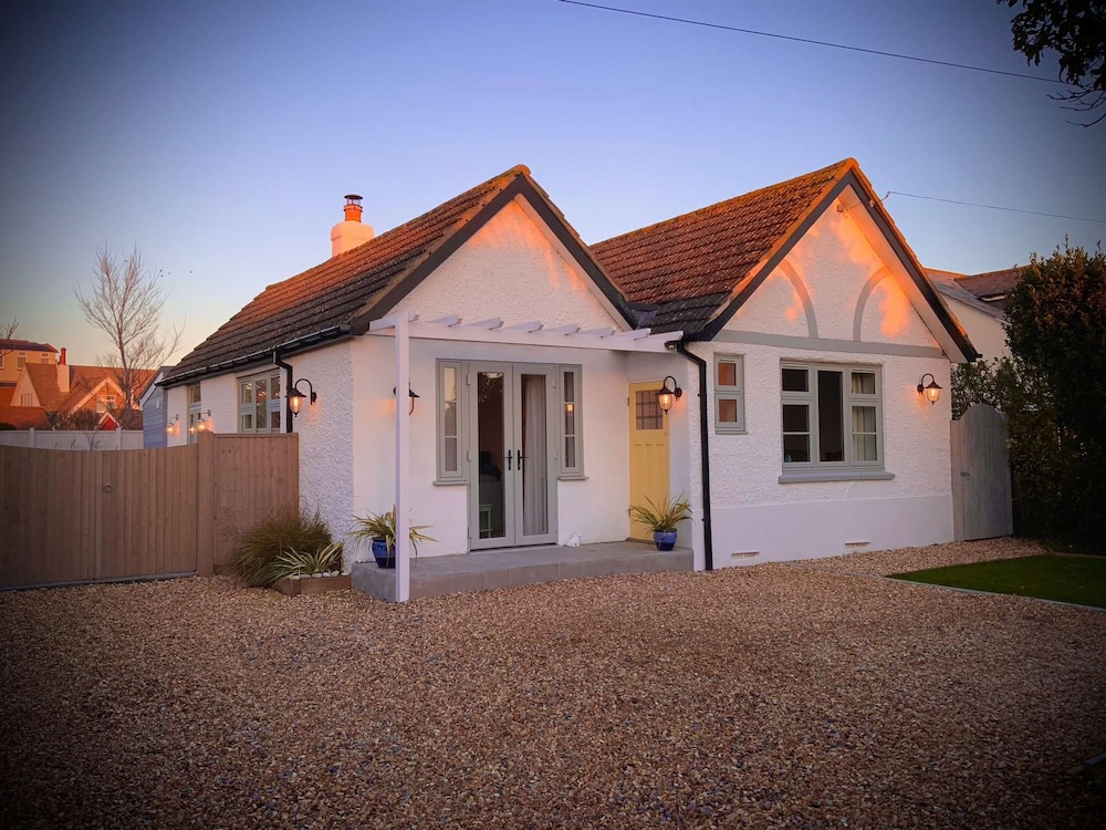 Charming Seaside Cottage - 5-min Walk to Beach