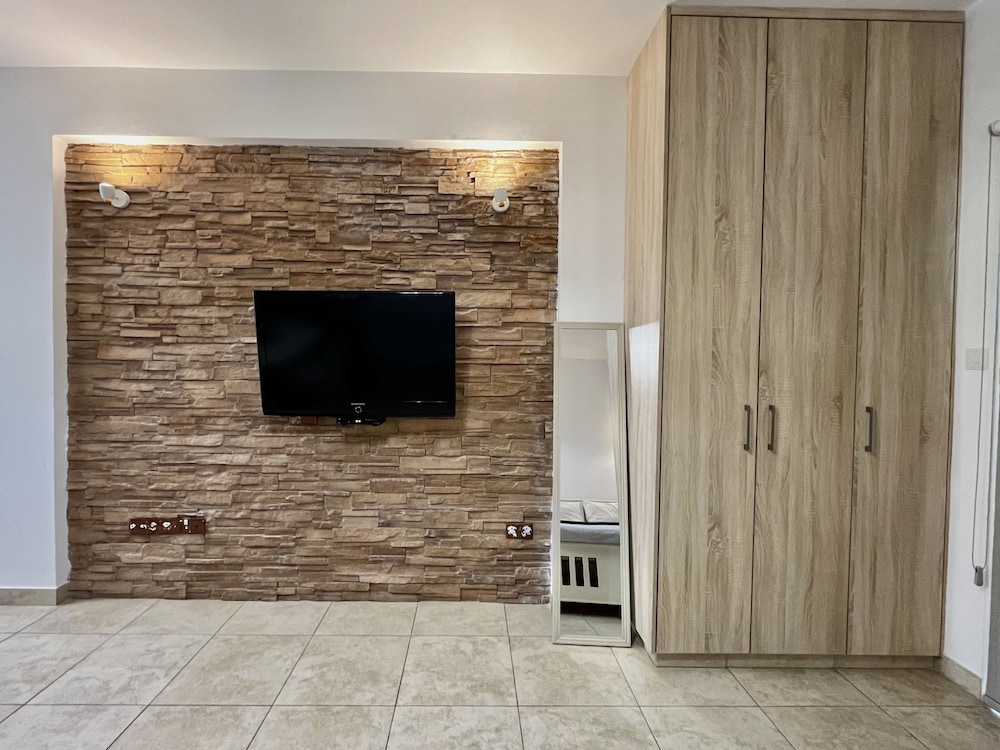 157 LIM - Stay Sunsea Studio