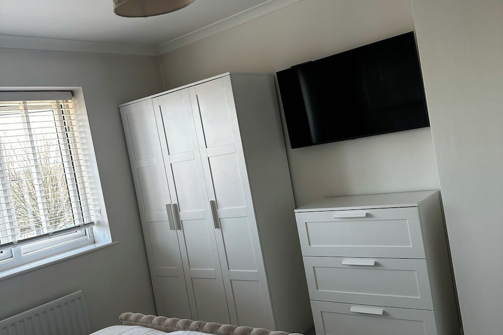 3 Bed-sleeps 5-garden-parking-pets