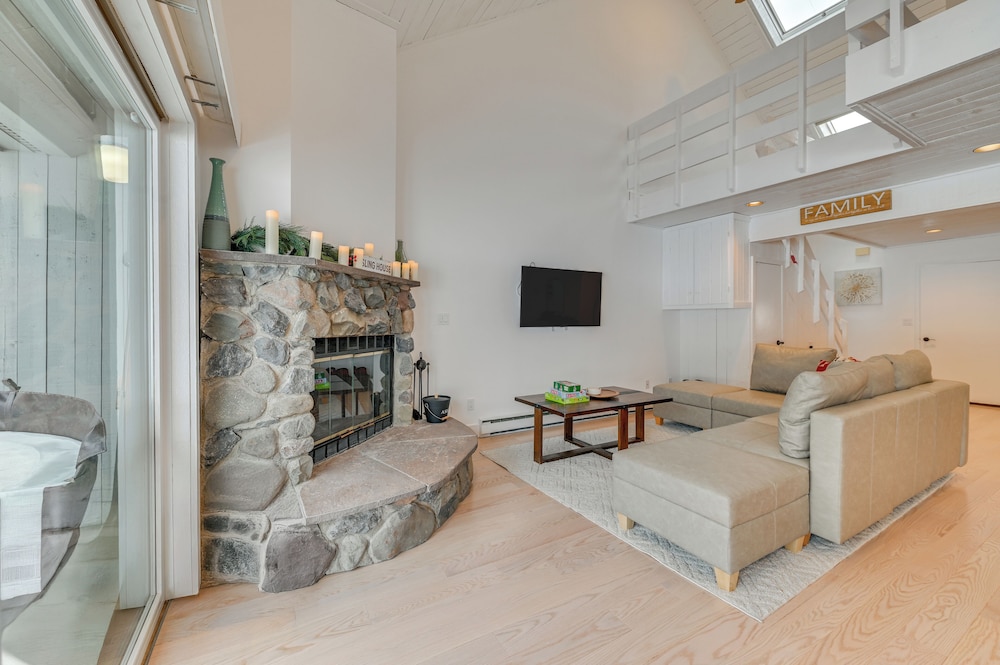 Walk to Ski Lift: Family-friendly Windham Townhome