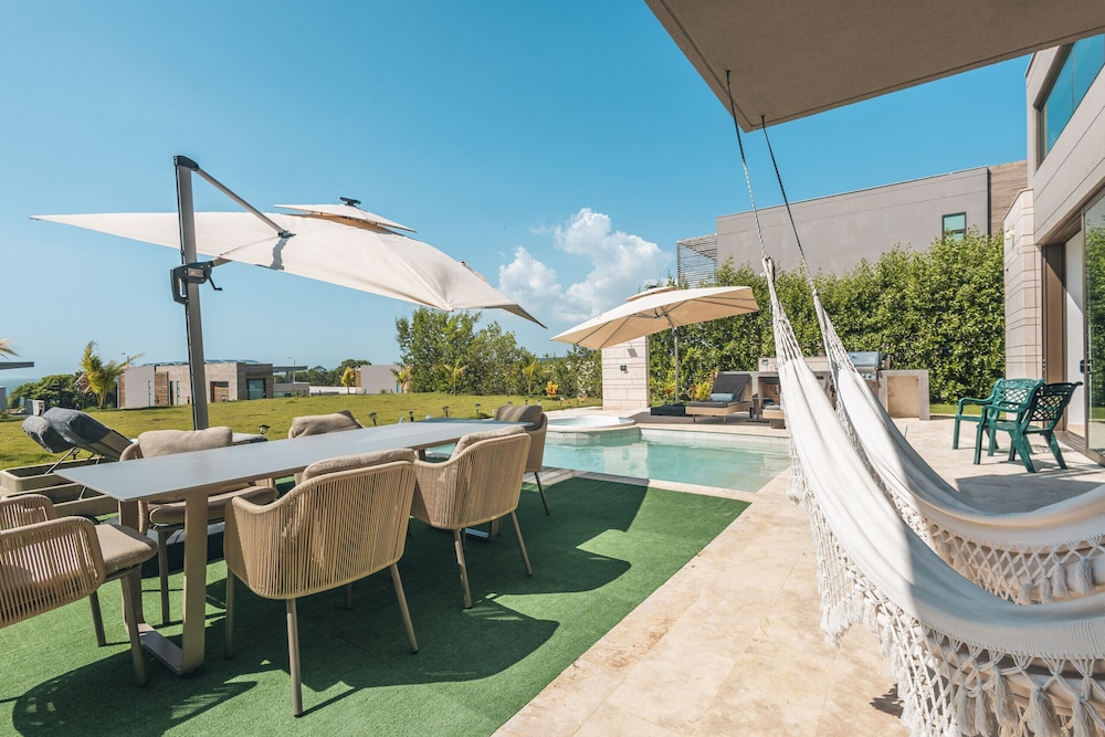 Bright Villa w Pool Outdoor Grill