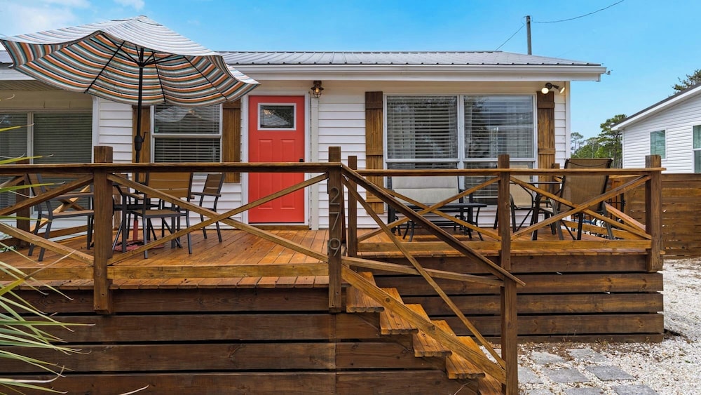 2BR Home, Private Heated Pool, 4 Bikes, Beach Access