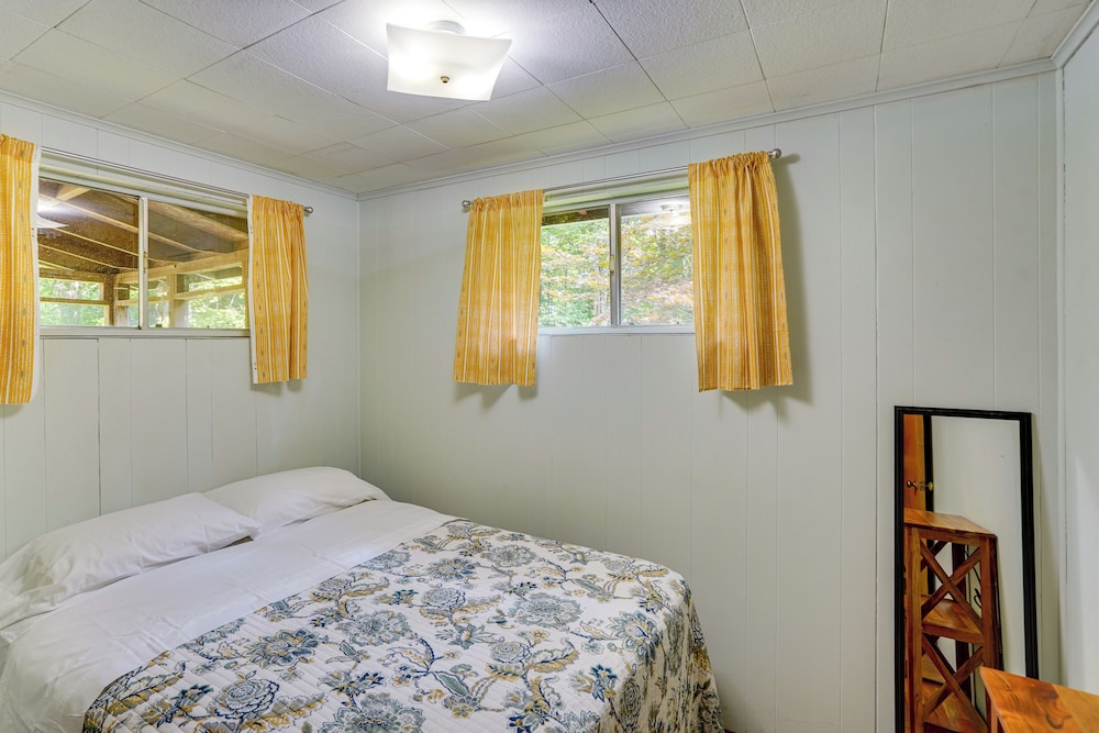 Cozy Becket Cottage Escape w/ Lake Access!