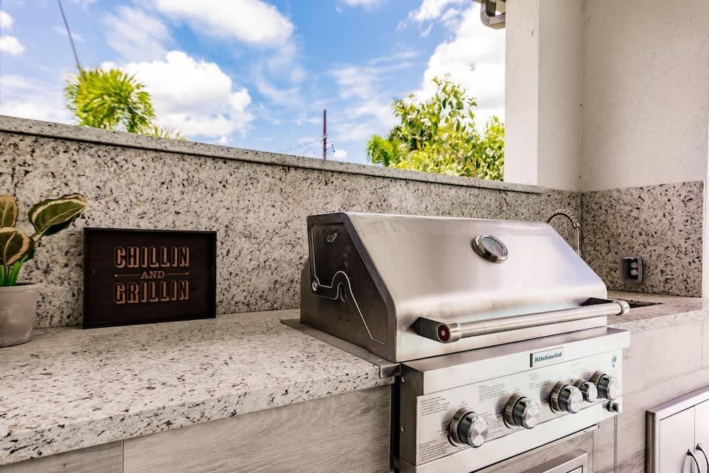 Luxurious Naples 4BR w Pool by Vanderbilt Beach