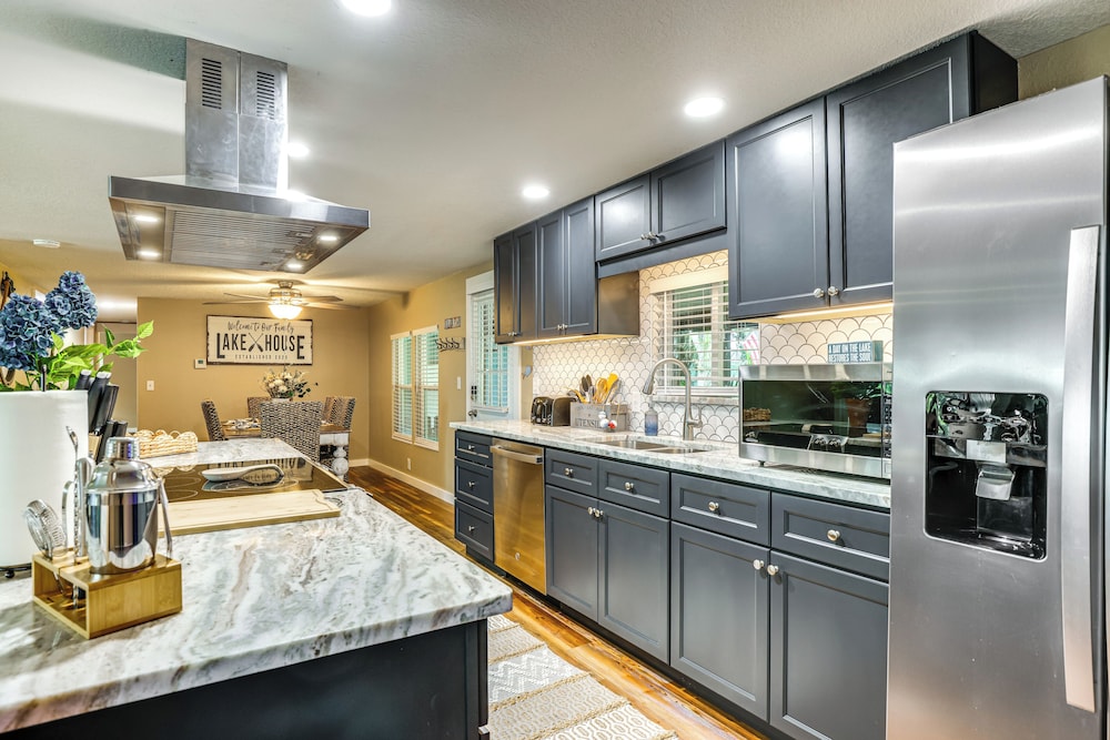 Lakefront Home w/ Hot Tub & Dock in Orlando!
