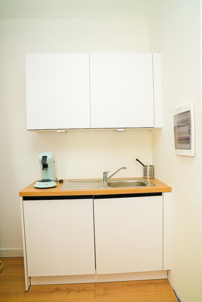 1BR Apt With Living Room Near CityArea