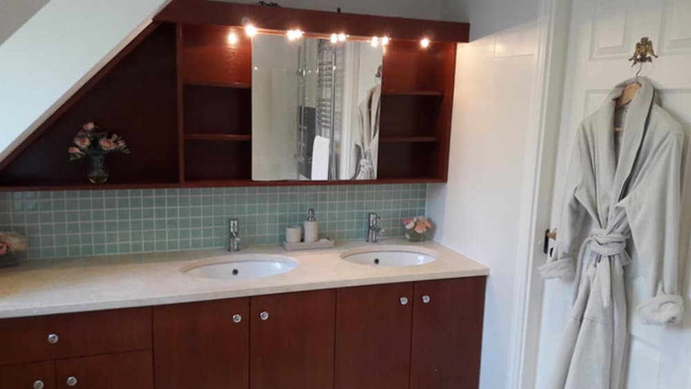 3 Bed House - Sleeps 5 - Sauna - Garden - Gym view 5