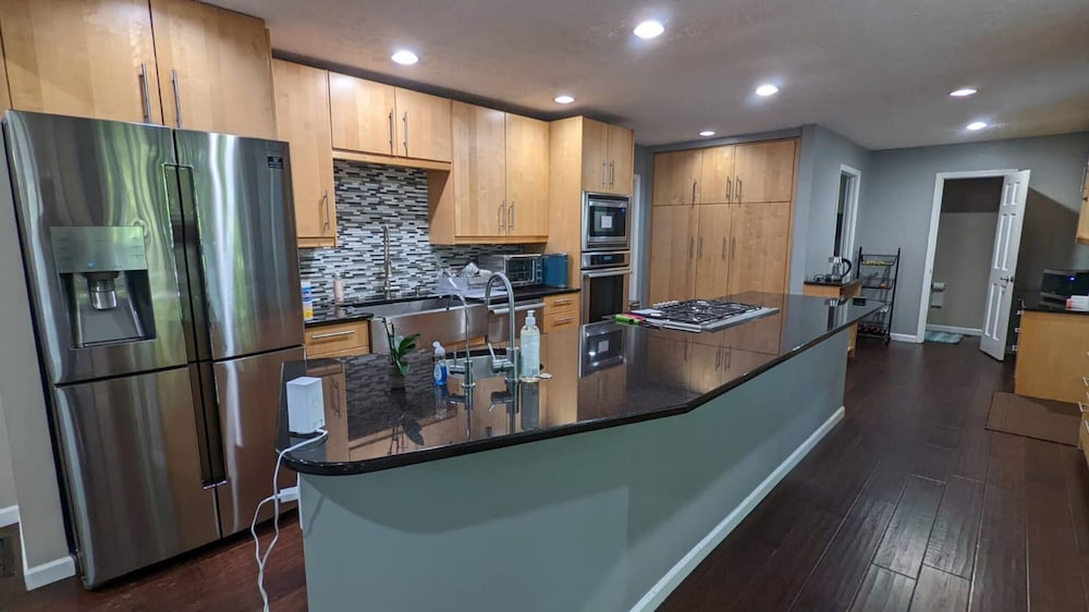 1303 Colony Dr Marietta - Full Home