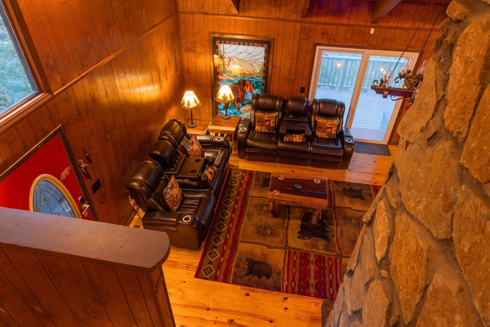 Bear Creek Lodge and Cabins in Helen Ga - Pet Friendly, River on Property, Walking Distance to downtown Helen