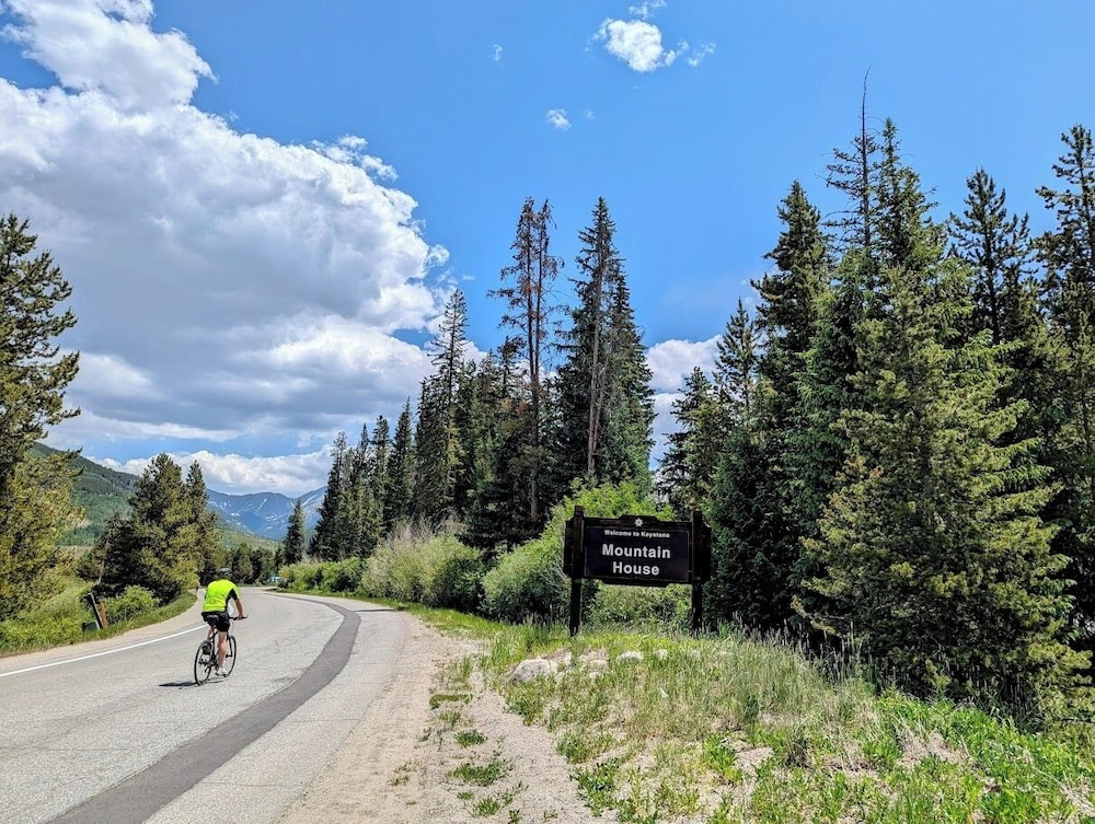 Gateway Lodge 5074
