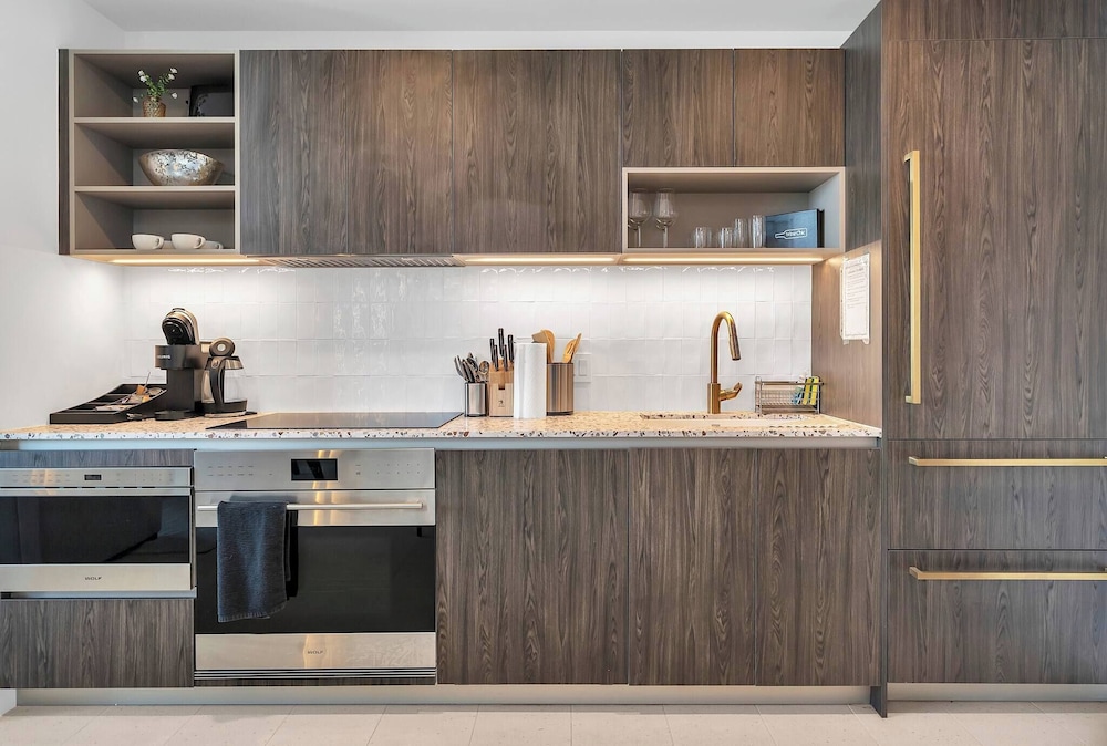Luxury 1BR Penthouse, Bay & City Views Downtown