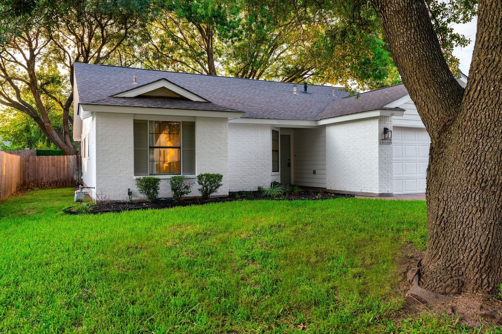 Hotel Charming & Bright W Lounging Pool - Image 1