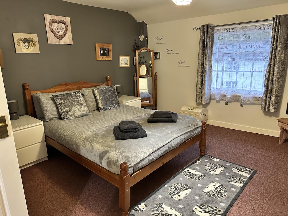 Llanidloes - Sleeps 7 - Parking - Pet Friendly