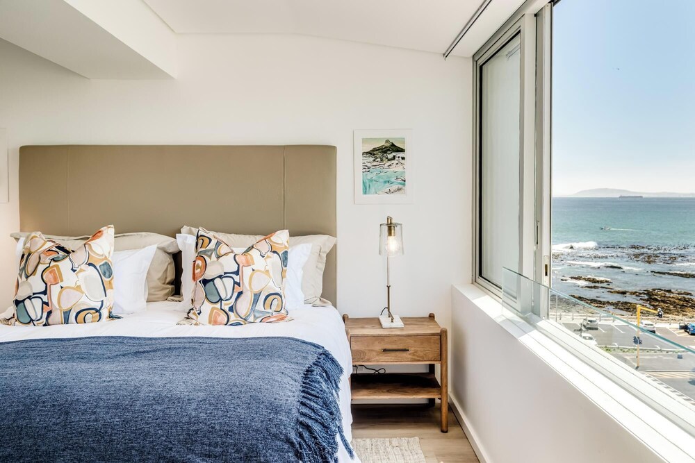 2bed Mouille Point Apartment w Amazing Cape Views