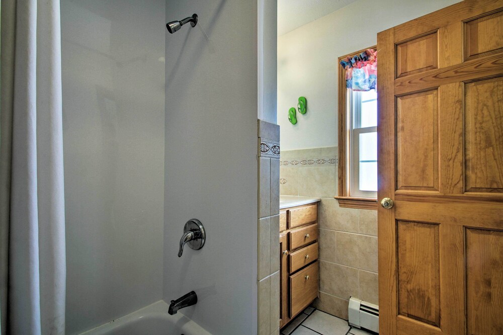 Old Orchard Beach Apt - Walk to Beach & Pier!