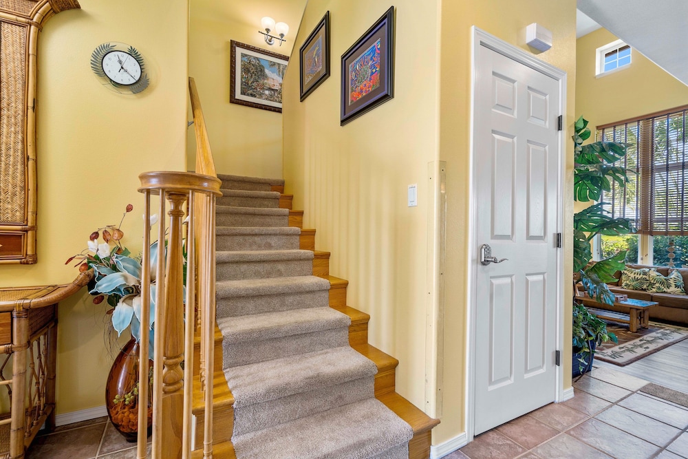 Spacious Top-floor Villa With Stunning Views - Walk to A-bay, Dining & Shops! - Vrkcv