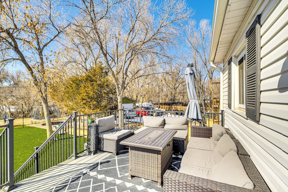 2 Mi to Downtown Colorado Springs: Apt w/ Grill!