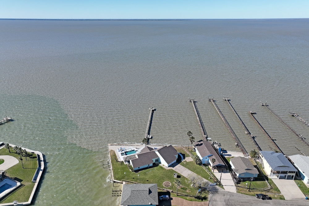 Baydream 4 Bedroom Home by RedAwning view 5
