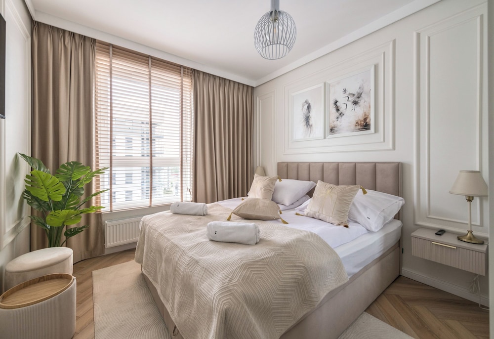 Horizon 170 Deluxe by Grand Apartments