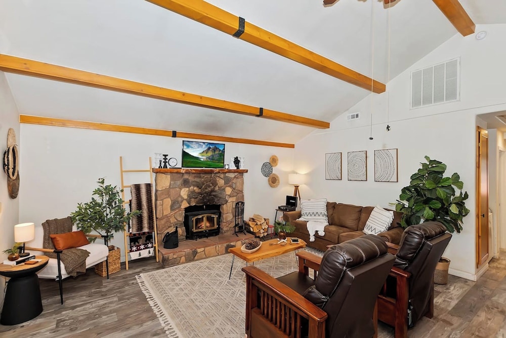 Bear Cub Cottage with HotTub & Firepit