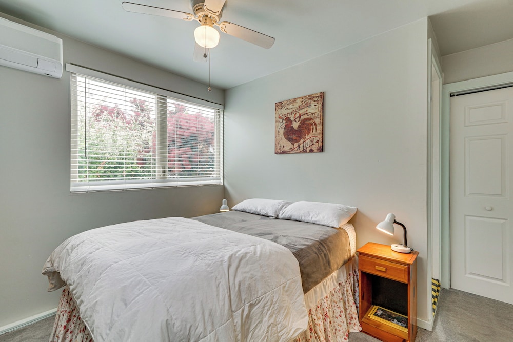 7 Mi to Dtwn Portland: Quiet Yet Central Home