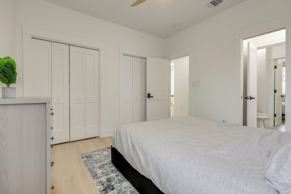 1/2 Mi to Schlitterbahn Waterpark: Home w/ Patio!