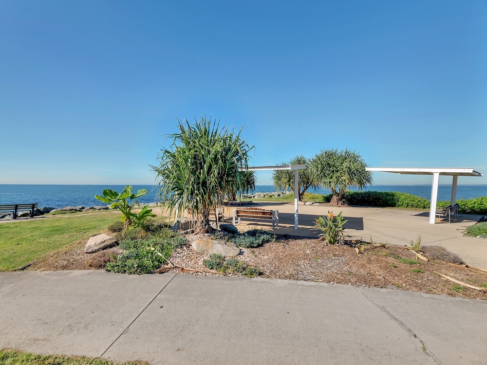 Tranquil 2-bed Townhouse Close to Beach