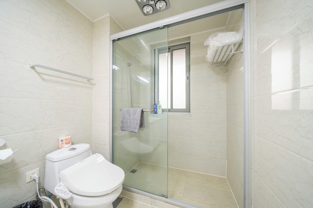 Tyms 4BR 2BA APT Riverside