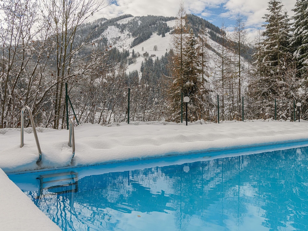 Hilltop Apartment in Viehhofen With hot tub
