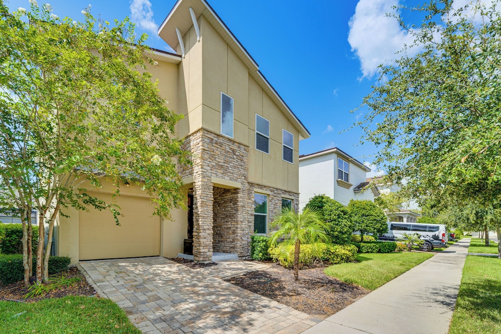 Home Near Theme Parks in Kissimmee: Family Perks!
