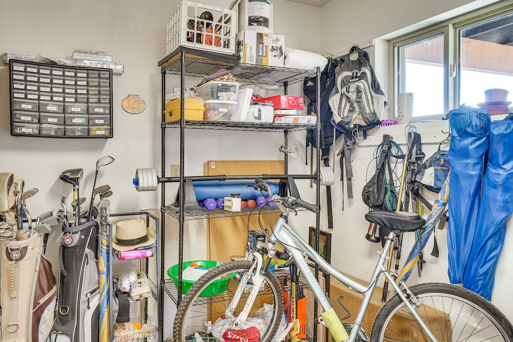 Pet-friendly 55+ Green Valley Home w/ Golf Gear!
