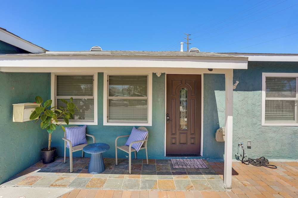7 Mi Huntington Beach: Family Home w/ Patio!