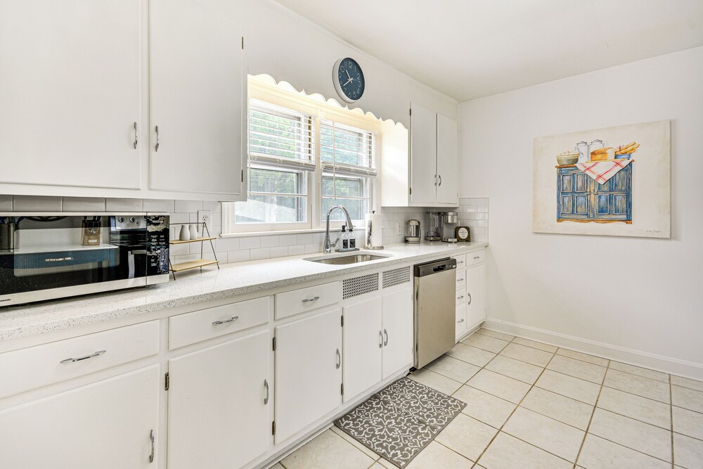 'dogwood Cottage' w/ Fireplace: 1 Mi to University view 5