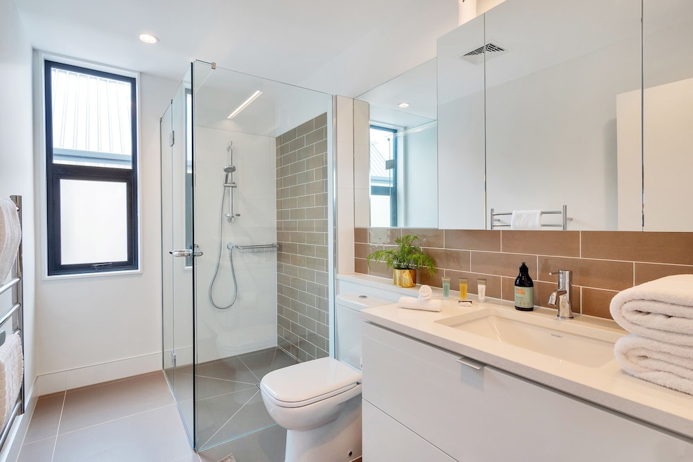 Wonderful Hobsonville Three Bedroom Home photo 5
