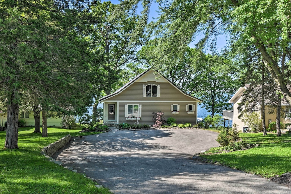Pet-friendly Family Home Situated on Green Lake! view 5