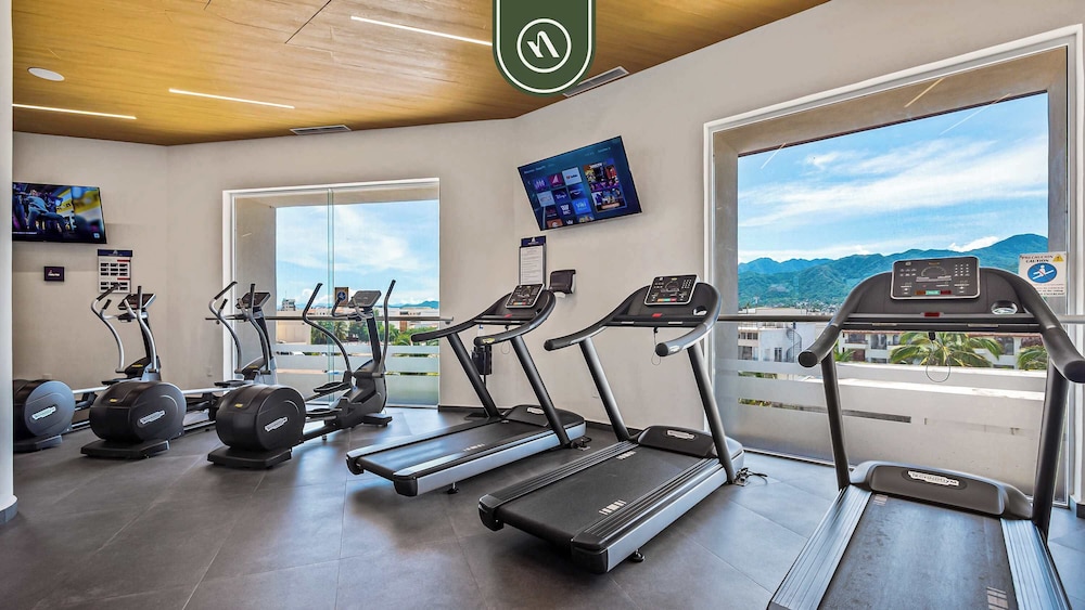Beachfront Tropical 2 BR Condo - Pools - Gym