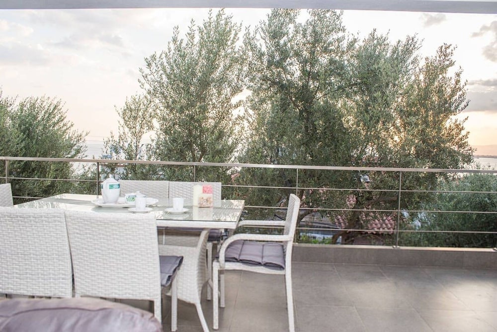 Nina s Villa Cosy Seaview Retreat photo 5