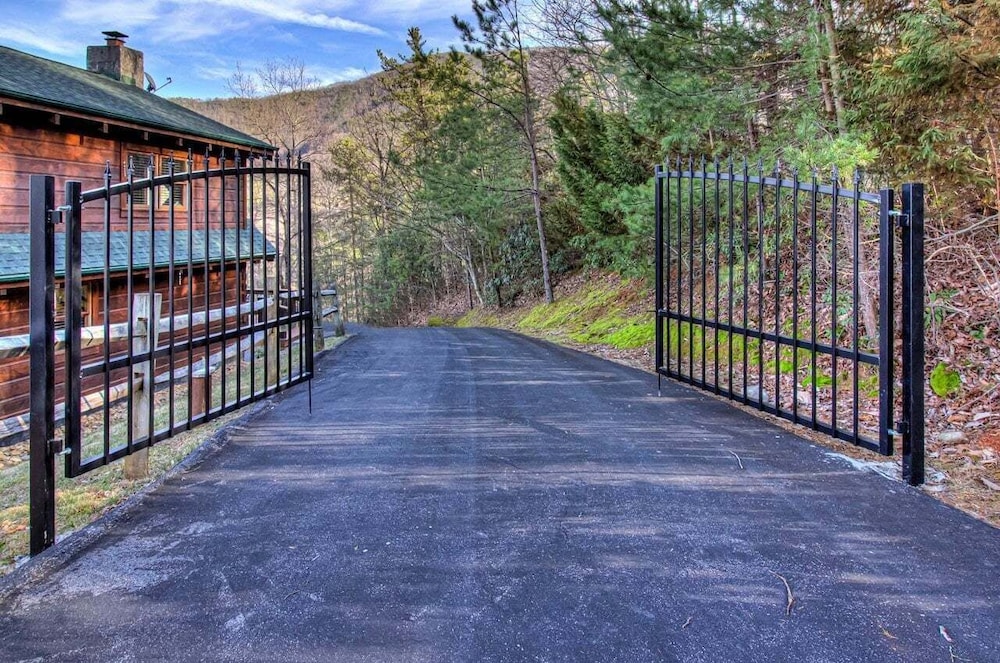 Breathtaking Hideaway 5 Bedroom Cabin