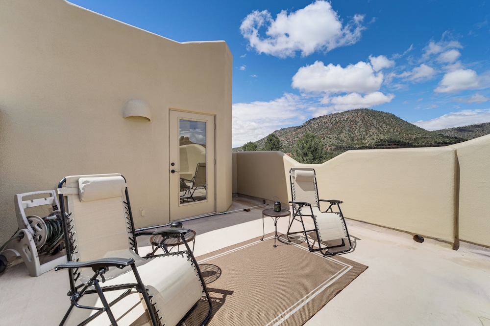 Hot Tub & Red Rock Views: Secluded Sedona Escape!