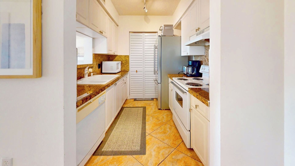 Lux Condo at Yacht Club 10min from Beach