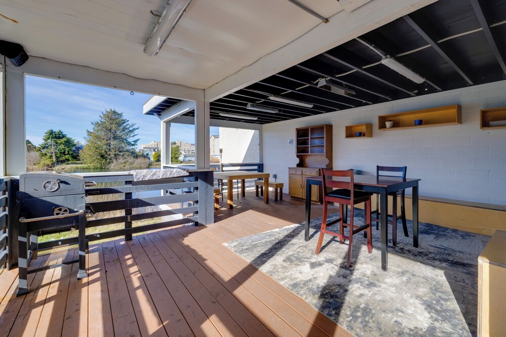 Fire Pit & River View: Serene Stay in Seaside!