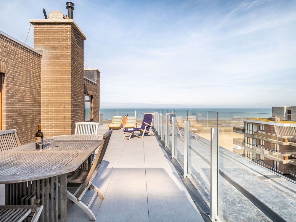 Penthouse by the Sea With Stunning Views