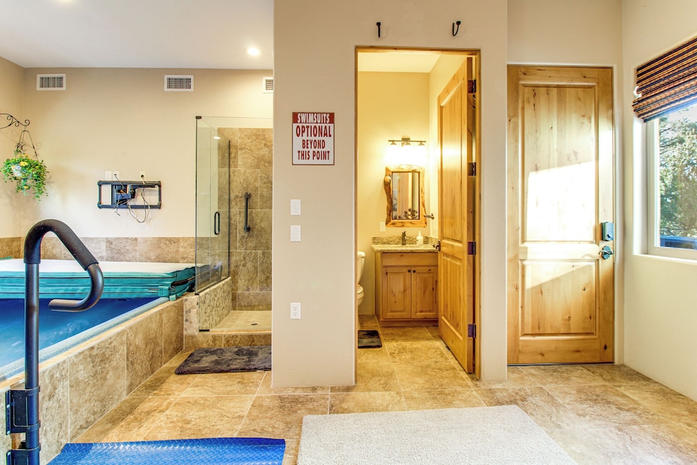 Close to Fool Hollow Lake! Show Low Cabin Getaway