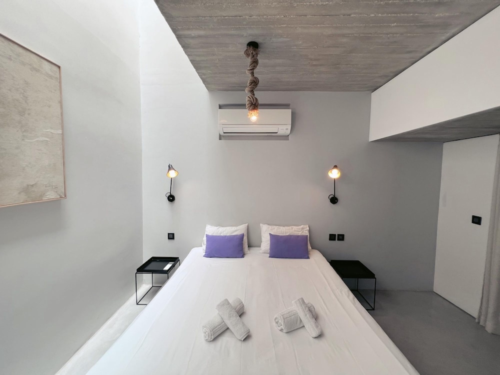 Spacious 1BR Penthouse With a Rooftop Terrace